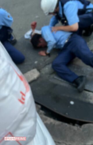 事件直後の現場。被害にあった警官は頭から血を流して倒れていた（目撃者提供）