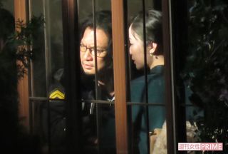 この日は、カフェで男性と会話するシーンを撮影。役柄なのか、黒木には終始、笑顔はなかった