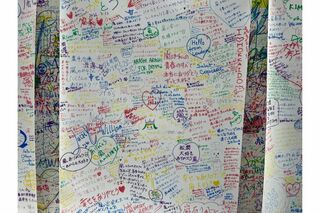 新千歳空港に設置されたメッセージボードは嵐色に（Xより）