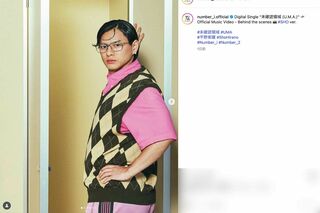 『未確認領域 (U.M.A.)』MVビハインドシーンの平野紫耀。7:3分けに銀縁眼鏡の姿と、若々しいスタイルにキメ顔姿のギャップが話題に（Number_i公式インスタグラムより）