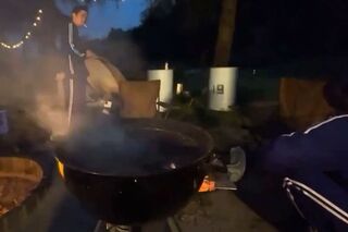 SixTONESのYouTube動画内で田中樹（左奥）がタバコらしきモノをくわえて…