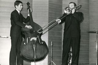 ベースを弾く犬塚弘（左）