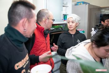 社長との打ち合わせ後、社員たちとも「元気？」「調子どう？」と雑談を交わす三宅さん　撮影／伊藤和幸