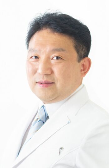 松岡俊行先生●医学博士。眼科専門医。京都大学医学部医学科卒後、同大学院の医学研究科准教授に。2019年、大阪府の吹田に「江坂まつおか眼科」を開業。現在は書籍の監修やYouTubeなどさまざまなメディアで活躍中。