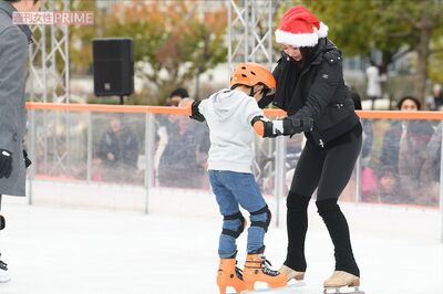 '19年、スケートリンクのオープニングイベントで参加した子どもにスケートを教える安藤美姫