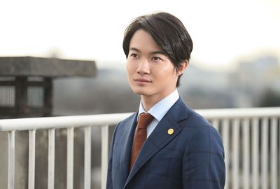 オーダーメイドのスーツを着こなす田口 （c）NHK