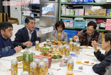 定例会には、渡辺さんや神達さんら男性介護者のほか、介護福祉士など支援者の姿も。なごやかな雰囲気で日ごろの思いを語らう