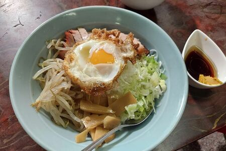 オリジナルメニューの酔来丼　写真提供／下関マグロ