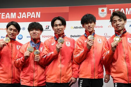体操男子団体の5人、右から2番目が橋本大輝選手