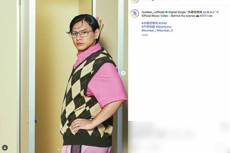 『未確認領域(U.M.A.)』MVビハインドシーンの平野紫耀。7:3分けに銀縁眼鏡の姿と、若々しいスタイルにキメ顔姿のギャップが話題に（Number_i公式インスタグラムより）