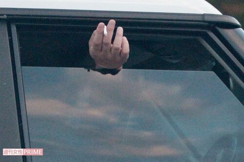 2012年、代官山蔦屋に訪れるTKO木下が乗っていた車の窓の様子