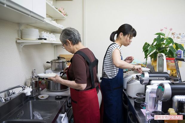最初は反対した保護司の活動にはじまり、現在のカフェ運営まで娘の綾子さんも母を支える　撮影／伊藤和幸