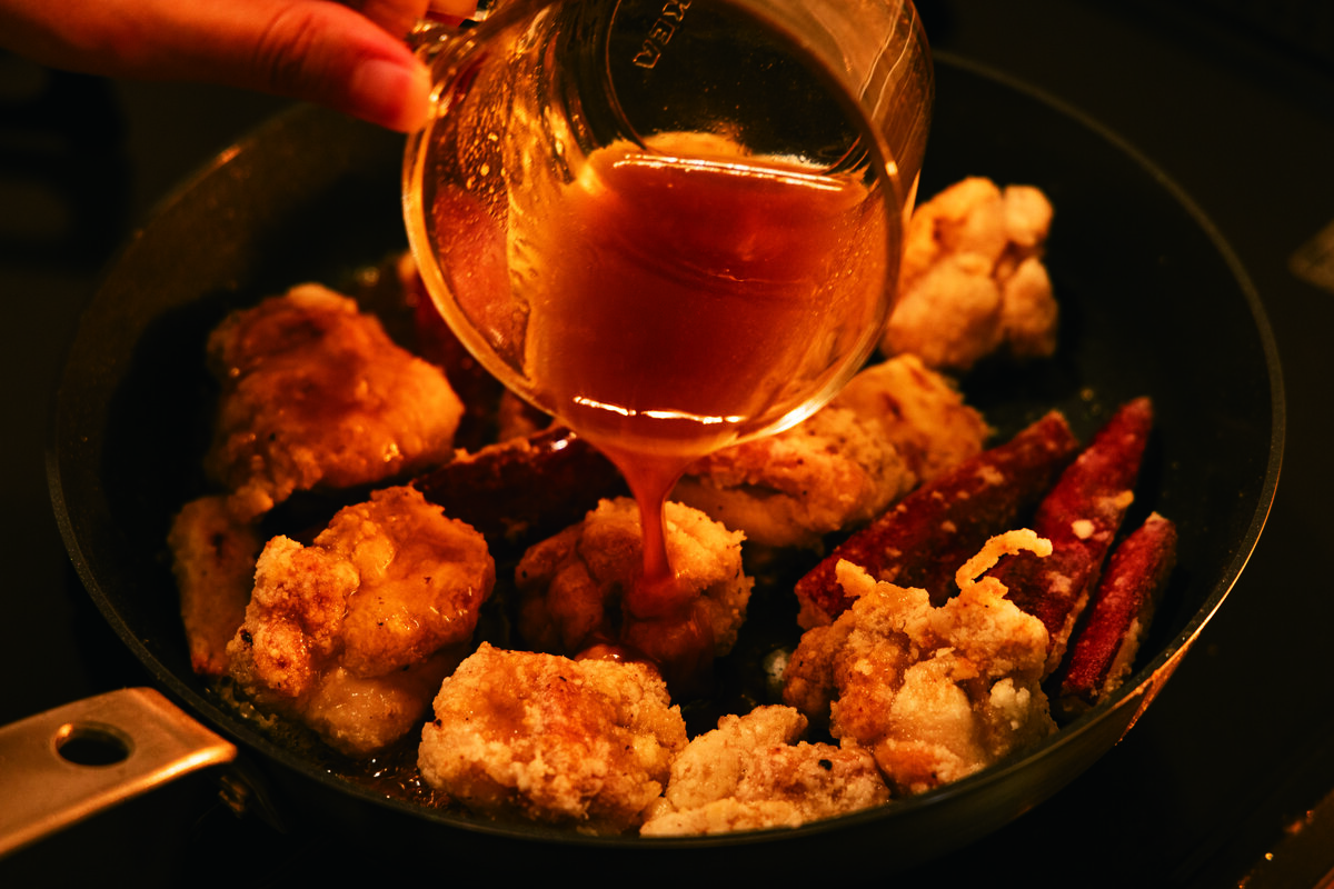 ハニーバターソースをかけてよく絡めたら完成。味が薄ければ塩（分量外）でととのえる。（撮影／よねくらりょう）