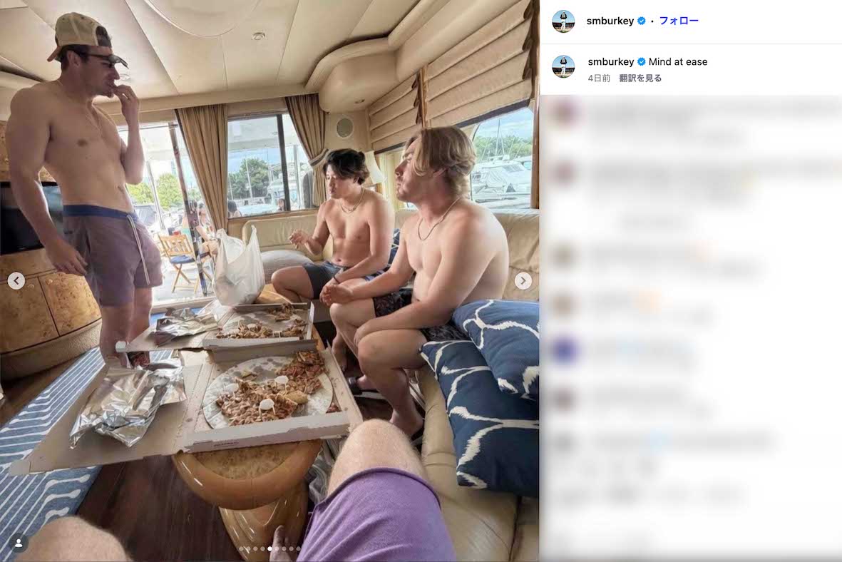 上半身裸の水着姿でピザを食べる村上宗隆（写真中央）。ムキムキな肉体が話題に（ショーン・バーク選手のインスタグラムより）