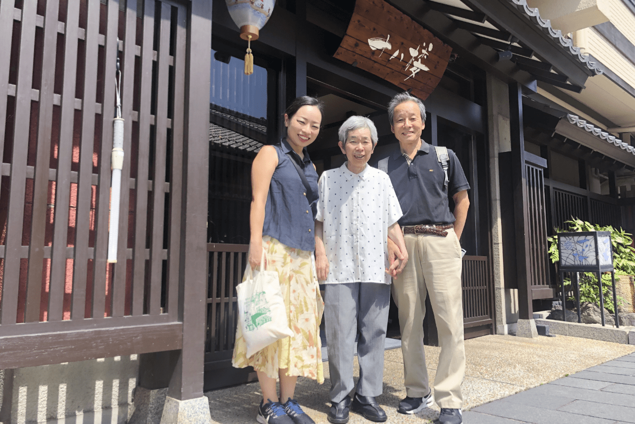 亡くなる半年前、最後の家族3人での旅行は、岐阜に鵜飼を見にいったという。「認知症になると表情が乏しくなりやすい」といわれるが、柔らかな笑顔を見せる母・恵子さんの表情こそが、恩蔵さんが８年の介護を通して明らかにした認知症になっても、感情はなくならないという何よりの証拠だ