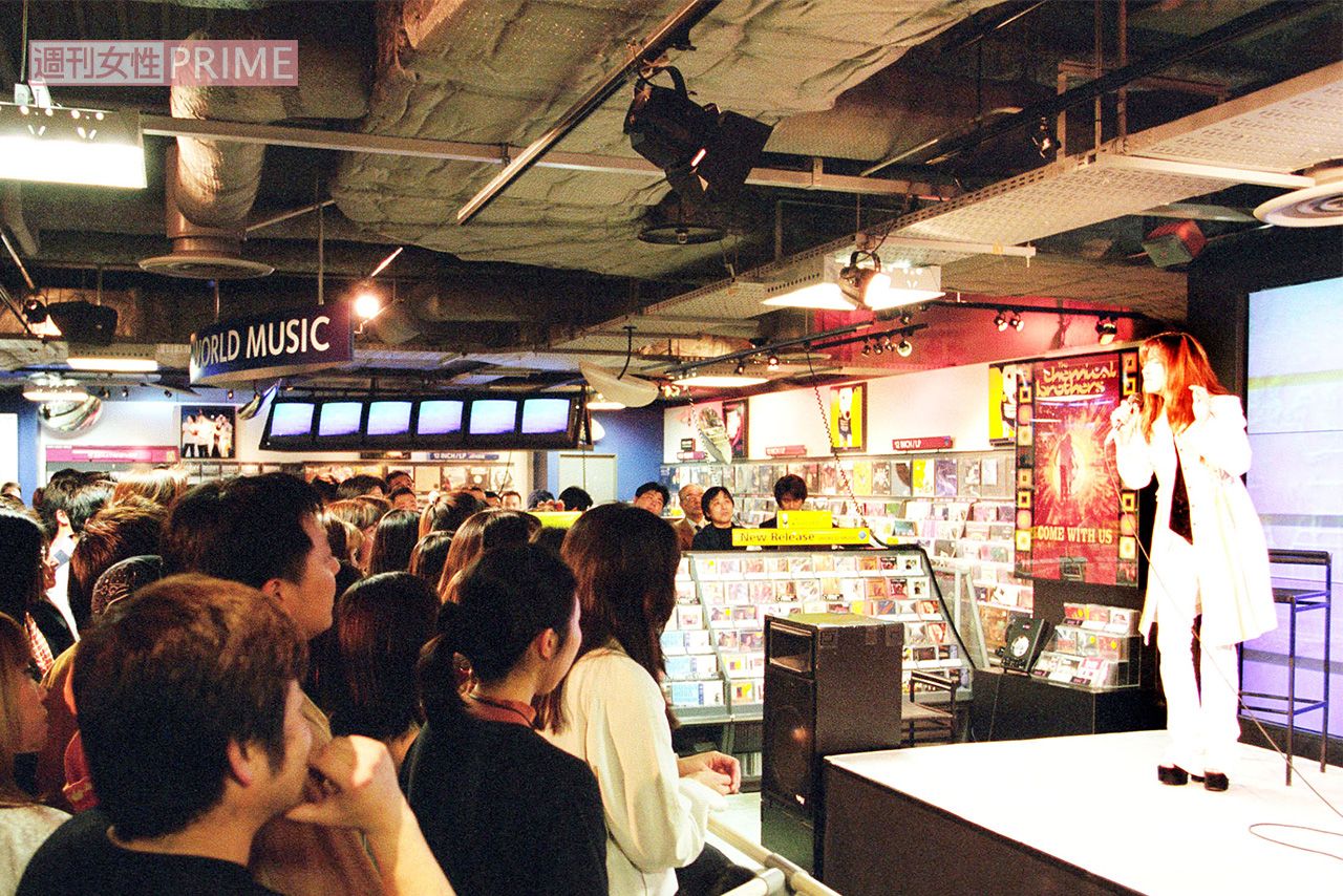 2002年、中森明菜が登壇したイベントには多くの人が