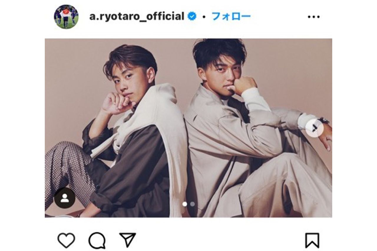 まるでアイドル！　サッカー・荒木遼太郎（左）のインスタはフォロワー数9.6万人。この投稿には《オシャレでイイ》《イケメン軍団》とコメントが