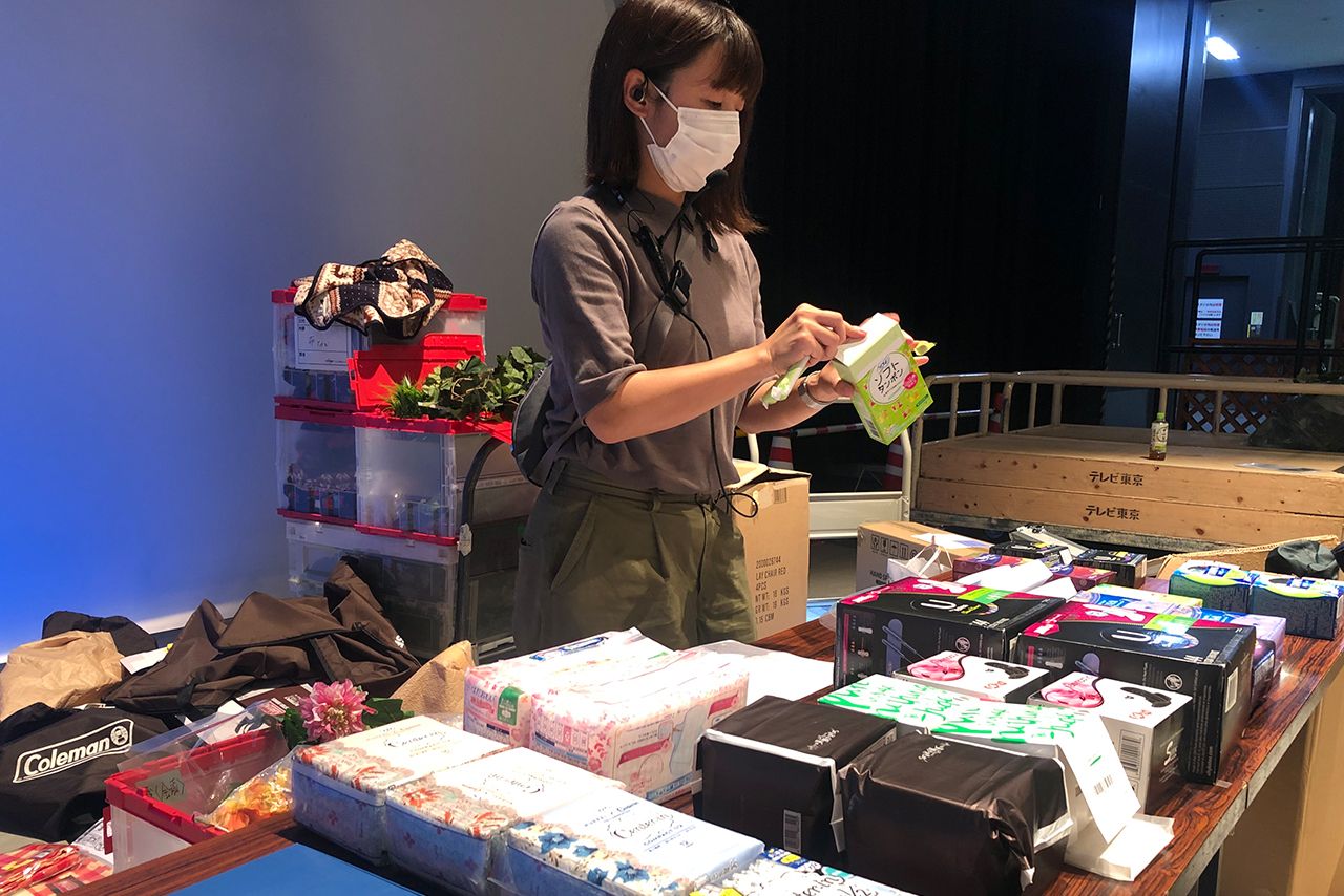 2020年9月放送『生理CAMP2020』収録準備中のスタッフ(c)テレビ東京