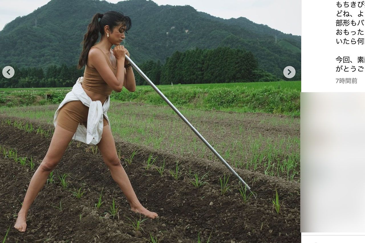 露出の多い服と裸足で畑仕事に精を出すローラ（本人の公式インスタグラムより）