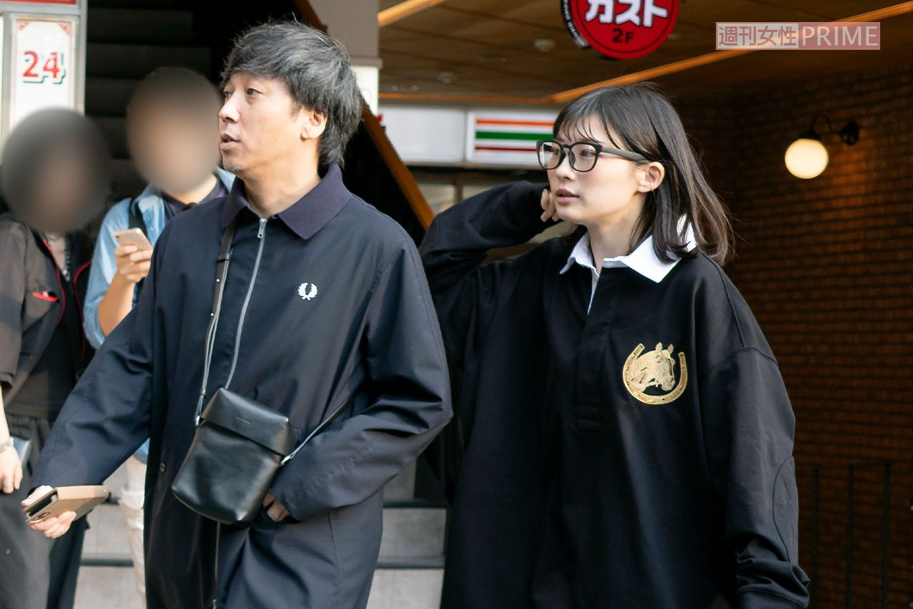 2023年10月28日、舞台観劇を終えて劇場を後にする伊藤沙莉と蓬莱竜太