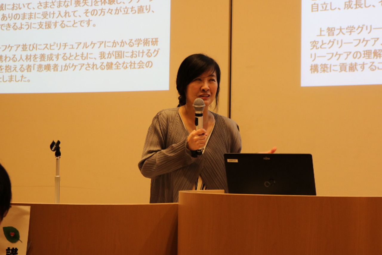 2017年11月15日、明治大学で行われた「犯罪被害者支援のつどい」で講師を務める入江さん。率直に、ありのままを語る姿に、学生たちが引きつけられていた