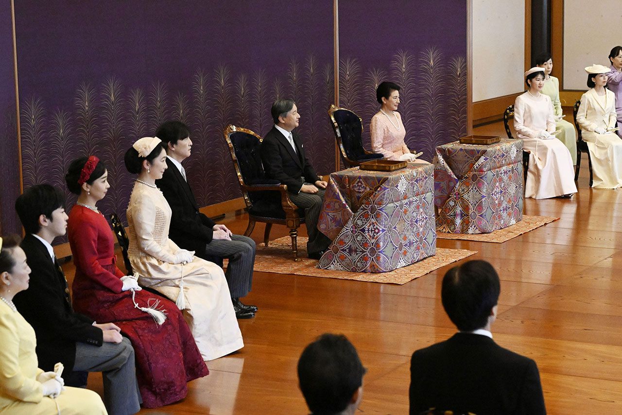「歌会始の儀」の様子。左から、悠仁さま、佳子さま、紀子さま、秋篠宮さま、天皇陛下、雅子さま、愛子さま、彬子さまのお姿が（写真／共同通信）