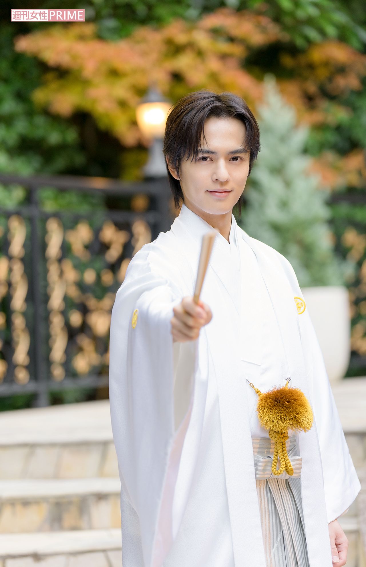 オスカープロモーション2025年新春晴れ着撮影会にて奥野壮。扇子でビシッと決めポーズ　撮影／伊藤和幸