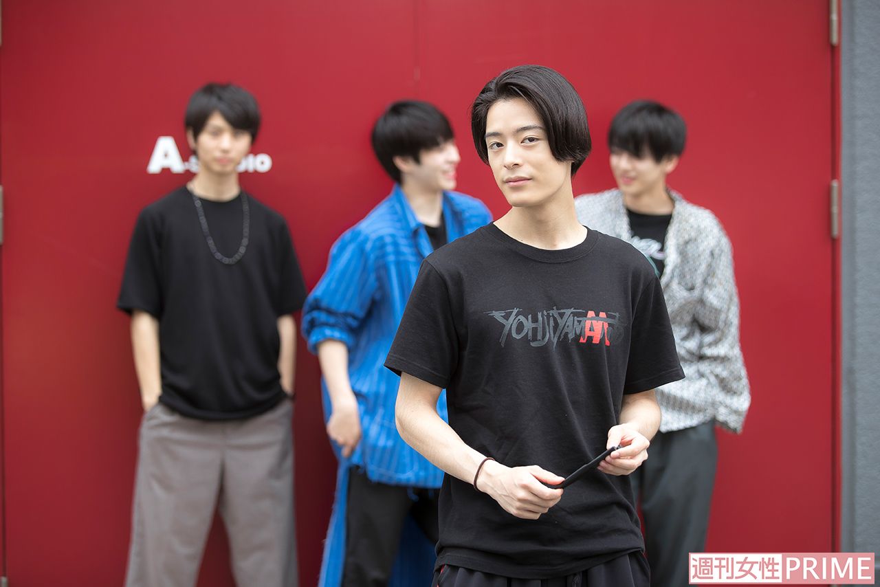 「今日は稽古もあるので、あまりかっちりしすぎたものも変かなって。下はジャージ素材で大きめシルエットだけど、私服感のあるアイテムにしてみました」（塩野）