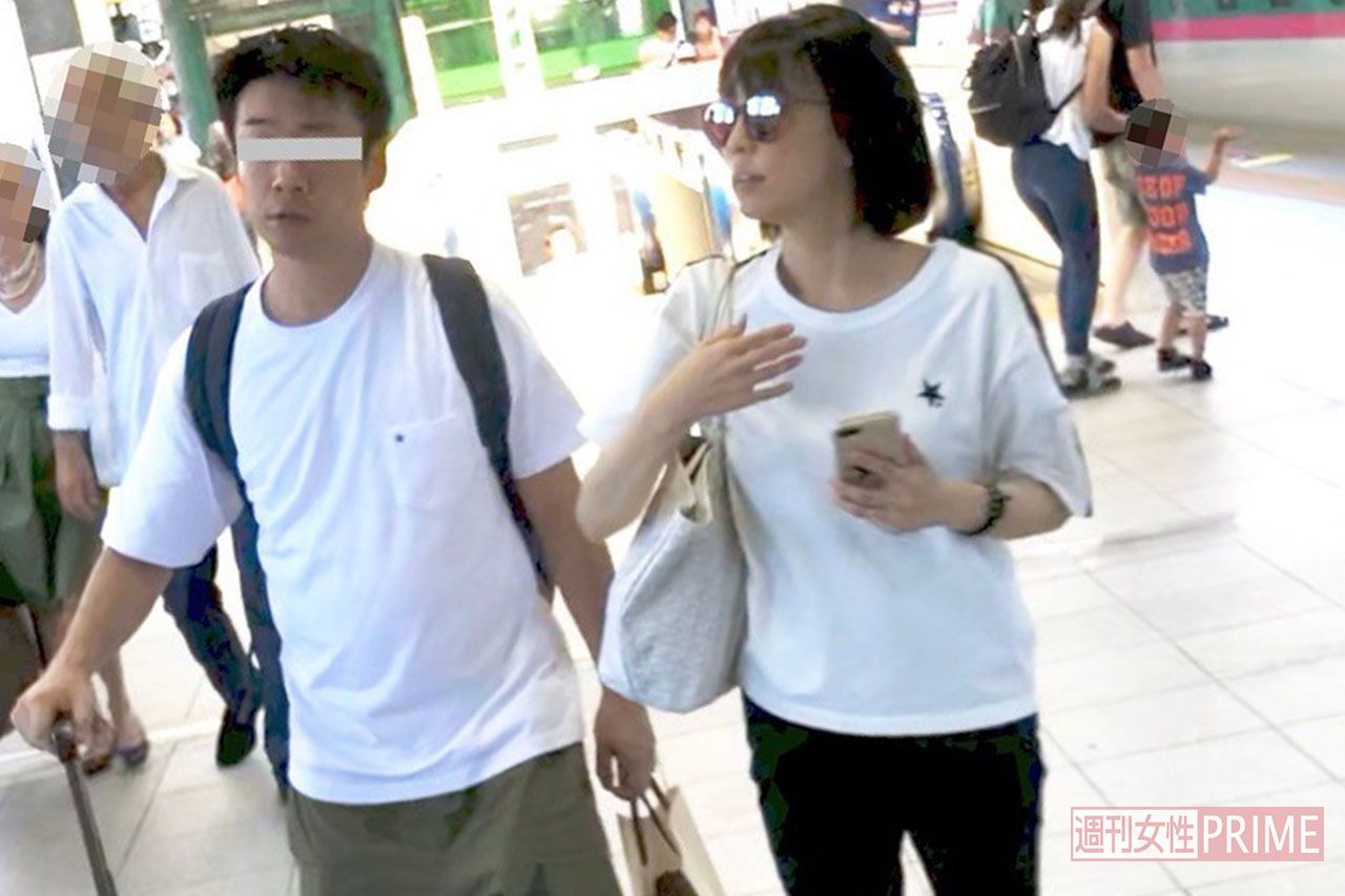 夫と東京駅のホームを歩く小林麻耶