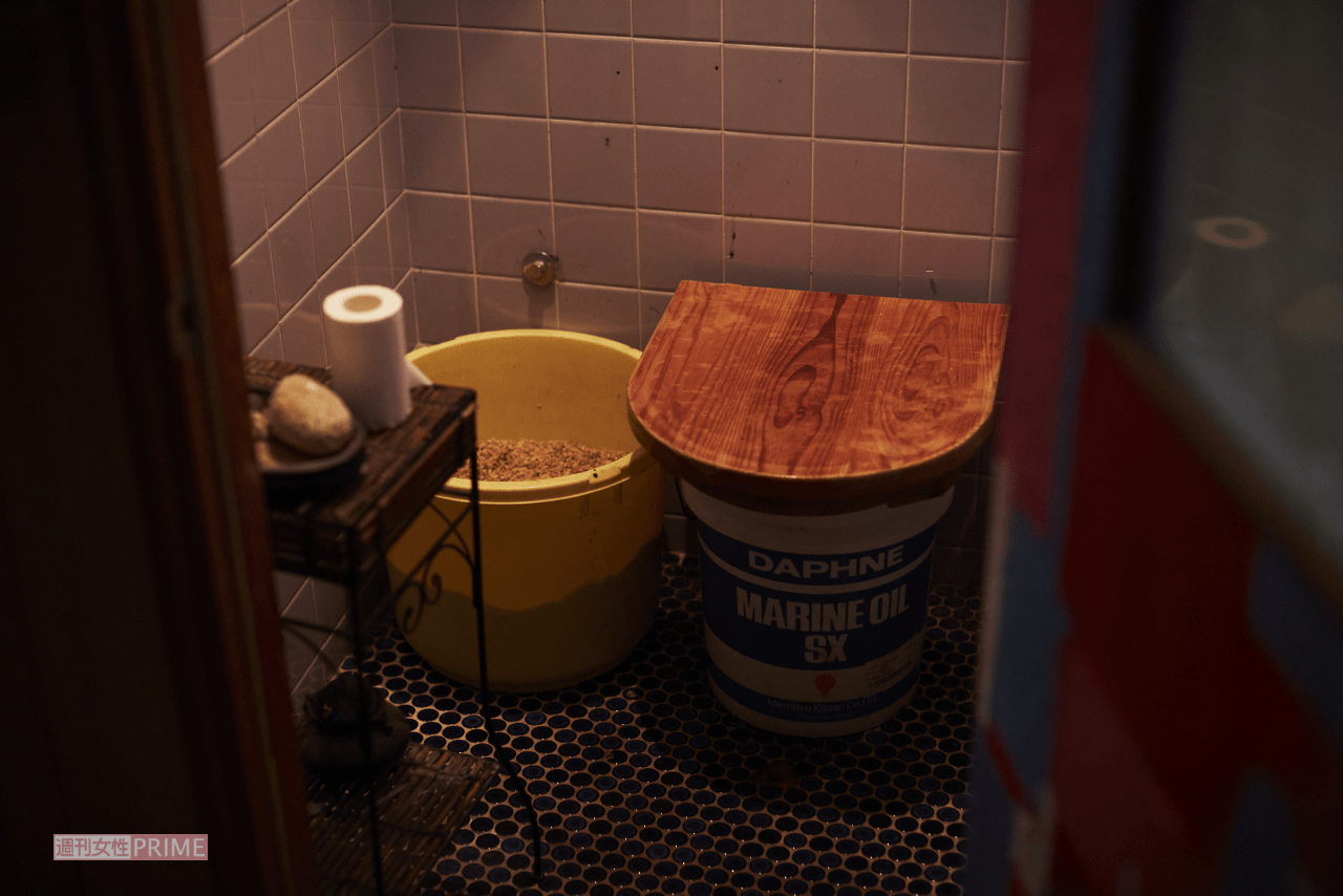 トイレはバケツに籾殻を入れて便座を置いただけのもの。使った後、籾殻をコップ一杯かけるだけでにおいもないという※撮影／いとうしゅんすけ