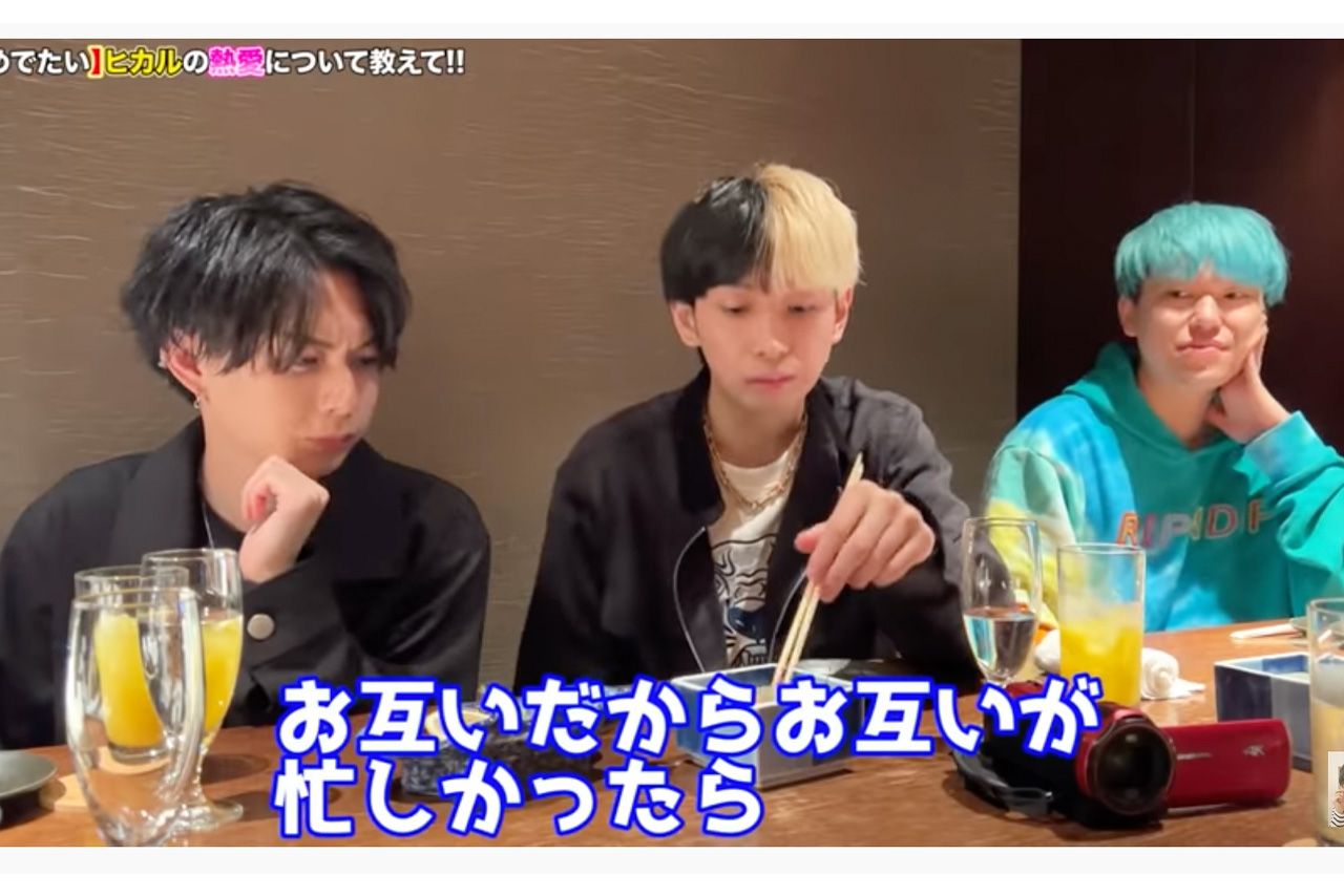 寄せ箸をするヒカルにドン引きすうような表情のみっき〜（左・公式YouTubeより）