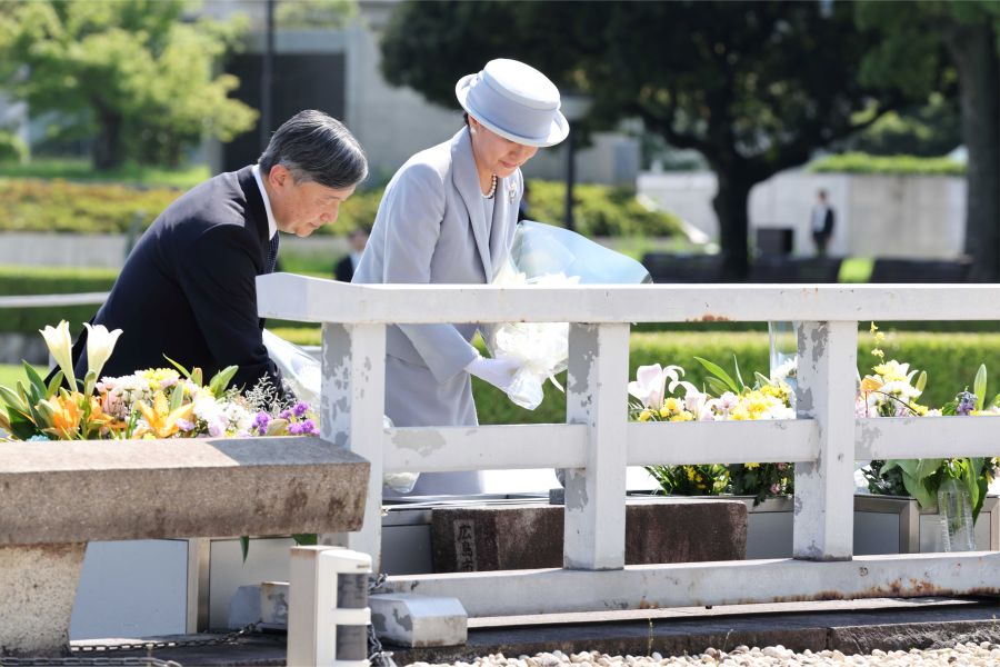 今年6月、両陛下は広島県で花を供えられた