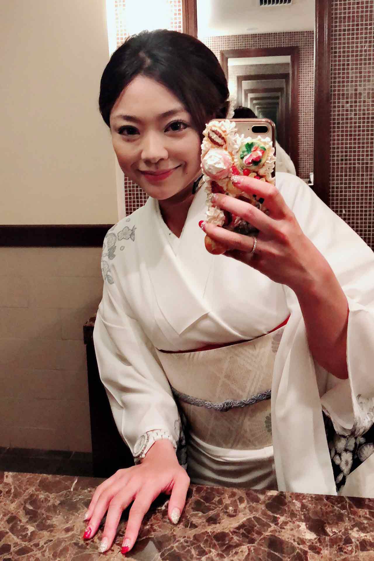 2、でも携帯はハデ（自作デコ）！「こういうとこギャル魂が抜けませんね」