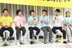 「あるある、何だろうな?」(二宮)と、考え中の4人に松本が「君たちも忘れちゃったかな?(笑)」 撮影/高梨俊浩