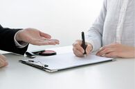 老いたひとり者は個人として認めない? 貸金庫申し込みで見えた厳しい現実