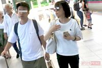 小林麻耶、混雑する東京駅で人目を気にせず “夫とラブラブ” 記念撮影