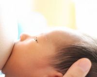 赤ちゃんとの絆深めるのは母乳よりも「おっぱいタッチ」との最新研究