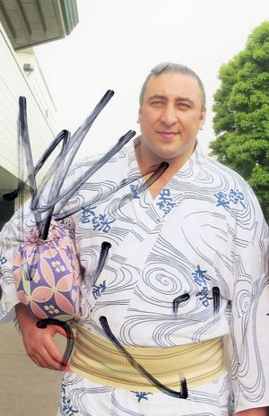 稽古帰りでも快くサイン（読者提供）