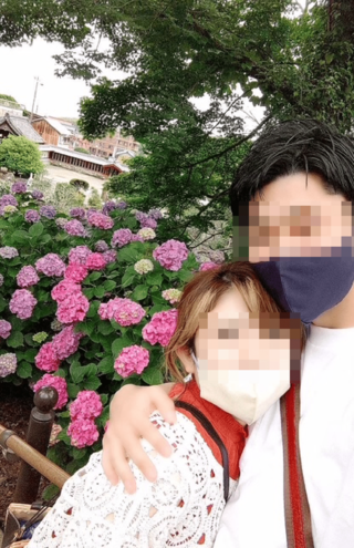 出会ってから１か月で交際を始めたサクラさんは頻繁にデートを重ね、斎藤は結婚を前提に彼女の実家の両親とも交流した