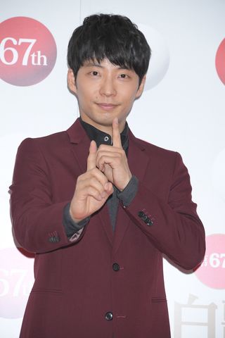 会見場であのポーズをする星野源