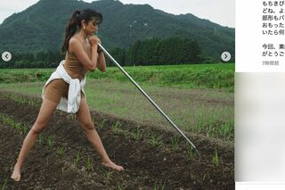 露出の多い服と裸足で畑仕事に精を出すローラ（本人の公式インスタグラムより）
