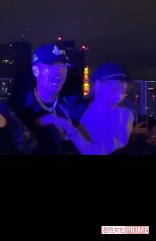 イベントで明日花キララに密着するラッパーのAK-69