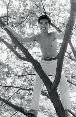 関根勤、写真は'75年。大学3年生のとき『ぎんざNOW！』（'72年～'79年）の『しろうとコメディアン道場』で初代チャンピオンとなり、芸能界入り。初期はラビット関根の名だった。『欽ちゃんのどこまでやるの！』（'76年～'86年）の“クロ子とグレ子”で人気を博し、以来ずっとお茶の間の人気者（撮影／週刊女性写真班）