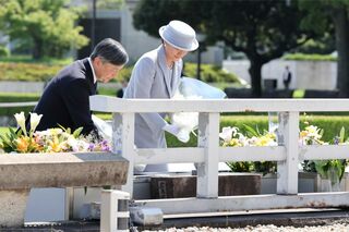 今年6月、両陛下は広島県で花を供えられた