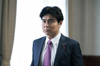 鷲津の古くからの友人の政治家・鷹野（小澤征悦）（ドラマ『罠の戦争』（c）カンテレ）