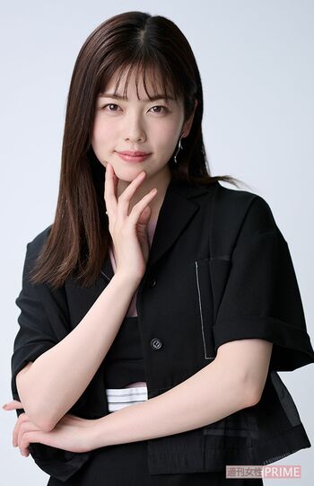 小芝風花　撮影／渡邉智裕ヘアメイク／富永智子スタイリング／成田佳代衣装協力／AULAAILA、ete