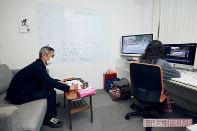 国葬をテーマに取材した映像の編集作業を行う大島さんと前出・宮島さん。公開は未定だ　撮影／廣瀬靖士