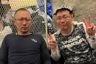 殺害された山中健司氏（左）とカチューシャをつけておどける佐々木文俊被告（右）。脅されているような関係には見えない