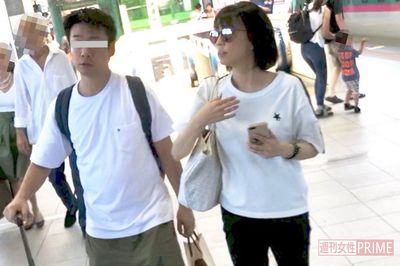 小林麻耶、混雑する東京駅で人目を気にせず “夫とラブラブ” 記念撮影