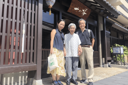 亡くなる半年前、最後の家族3人での旅行は、岐阜に鵜飼を見にいったという。「認知症になると表情が乏しくなりやすい」といわれるが、柔らかな笑顔を見せる母・恵子さんの表情こそが、恩蔵さんが８年の介護を通して明らかにした認知症になっても、感情はなくならないという何よりの証拠だ